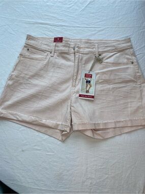 NWT Signature by Levi Strauss High-Rise Shorts in Pale Blush Women’s Stretchy